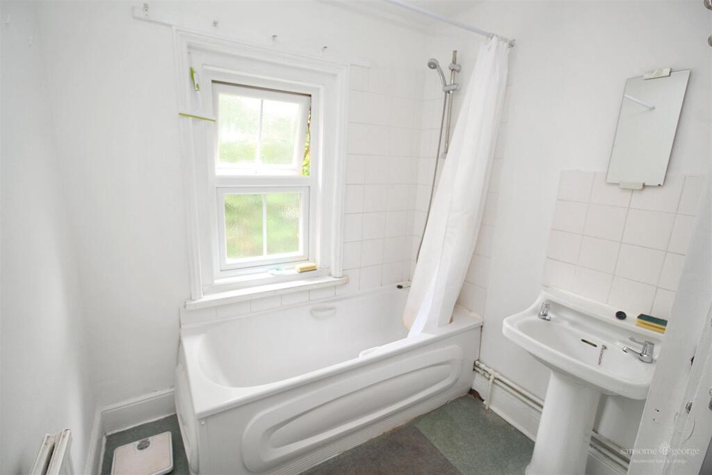 Rear LHS FF Bathroom