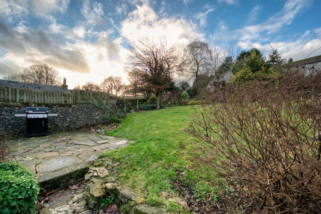 Saxton Mee Well Yard 0063.jpg