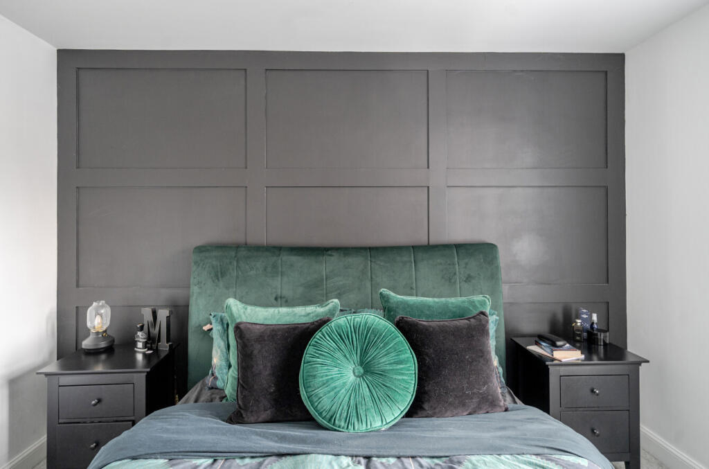 1345599-5-68b070d...