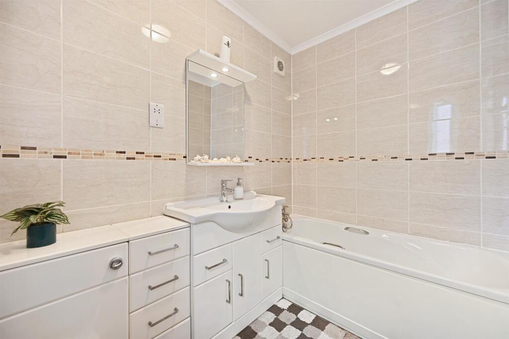 RCAJ- 75 shadwell drive- bathroom 3 (1).jpg