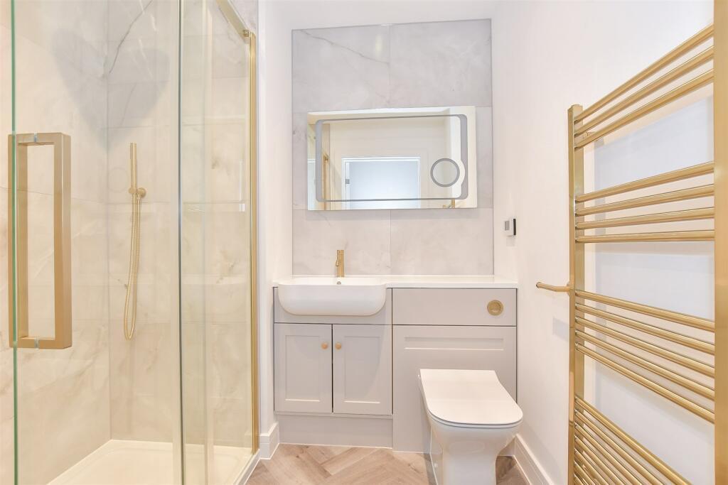 flat 1 ensuite2.jpeg