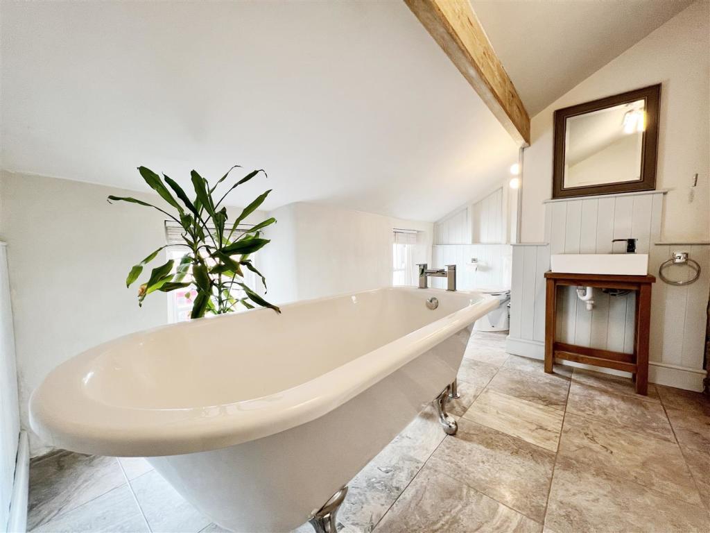 Bathroom 1.jpg