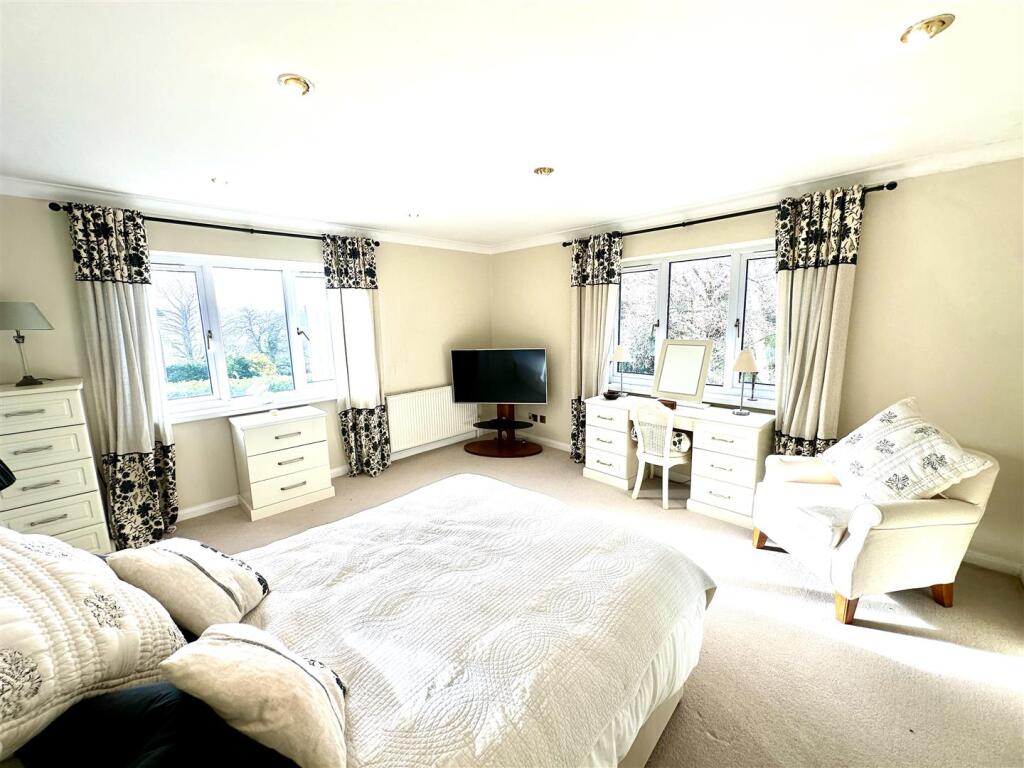 PRINCIPAL BEDROOM
