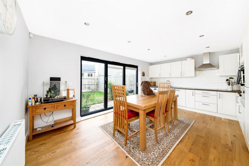 OPEN-PLAN DINING KITCHEN