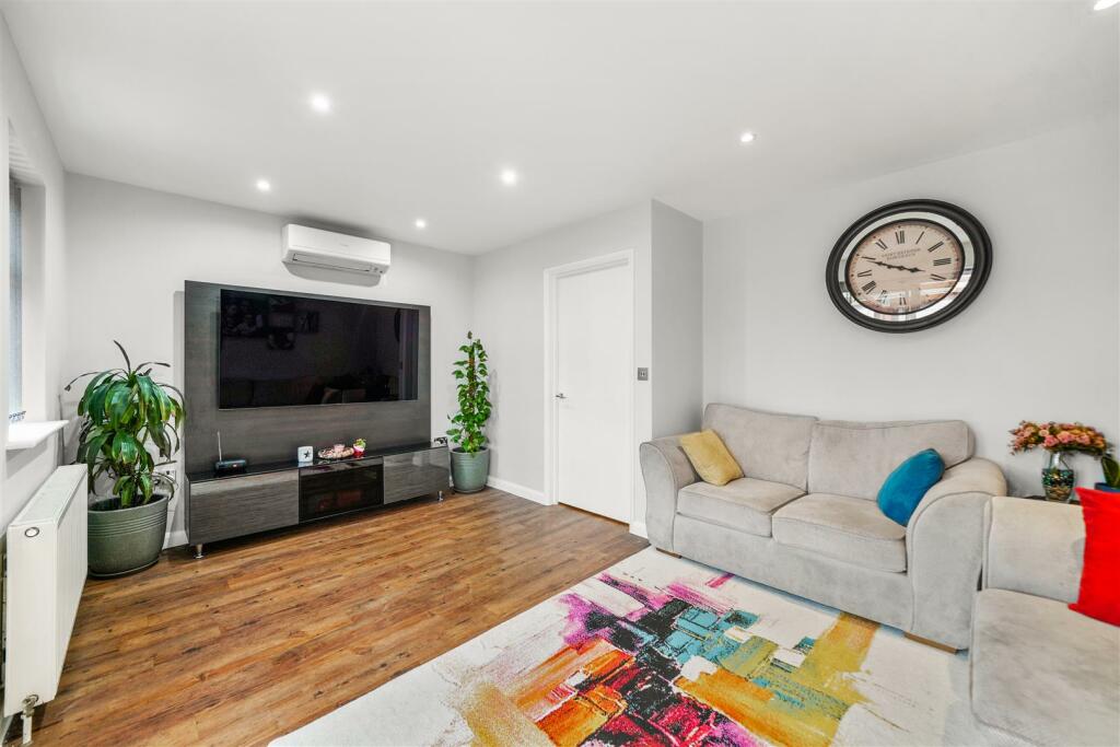 18 Eton Avenue - HhUxsv35aDyzKzlKKycF.jpg