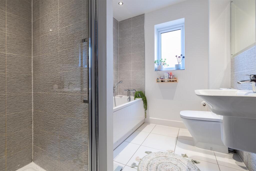 MAIN BATHROOM .jpg