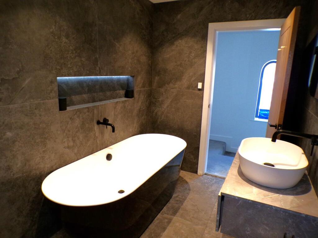 KewRd3bath3.JPG