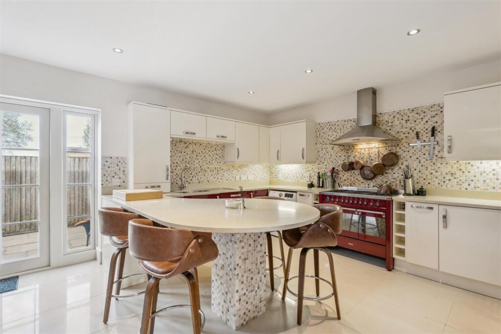 Kitchen/Breakfast Bar