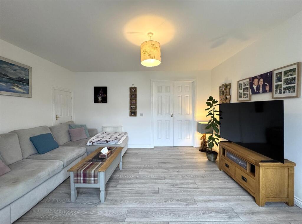 LOUNGE 2.JPG