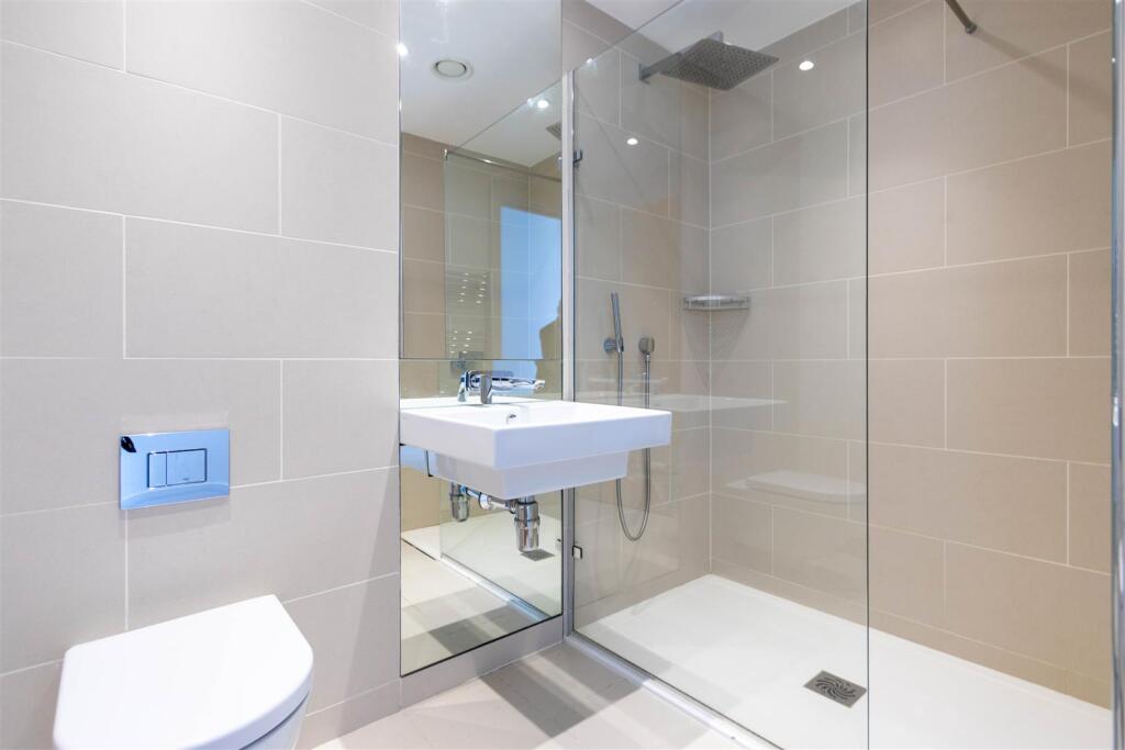 en-suite 2.jpg