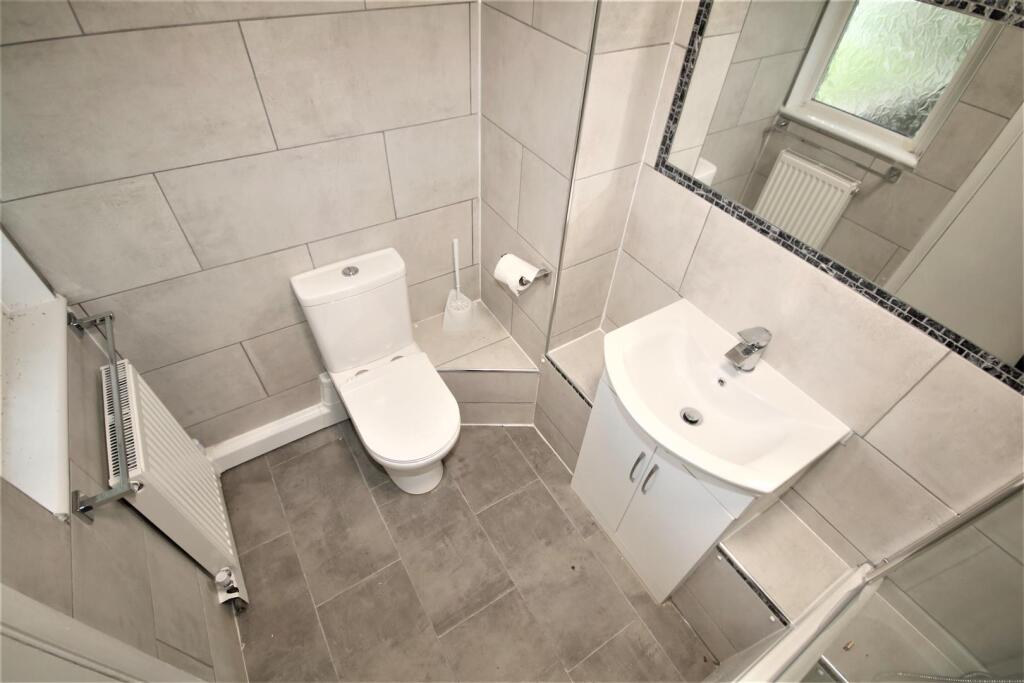 Bathroom b.JPG