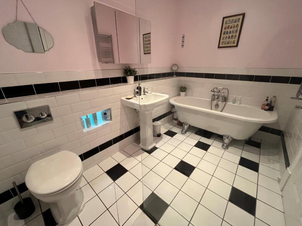 EN-SUITE TO BEDROOM ONE