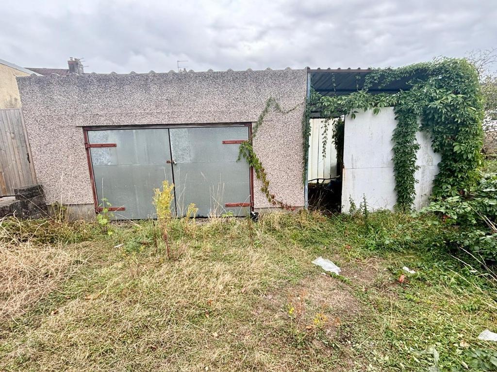 Double Garage/Workshop/Car Port