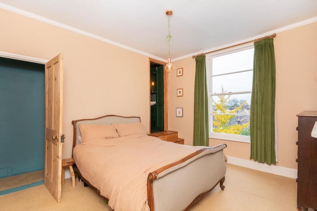 4U0CPMR - Bedroom E.jpg