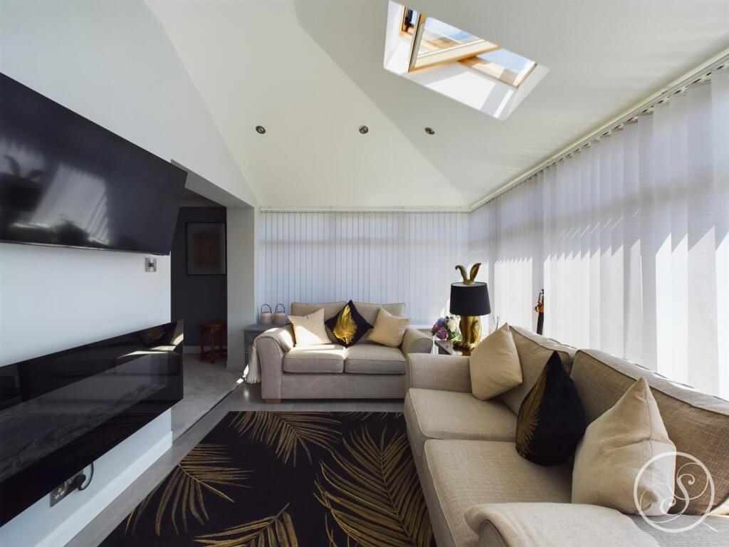 SUNROOM/SECOND SITTING AREA
