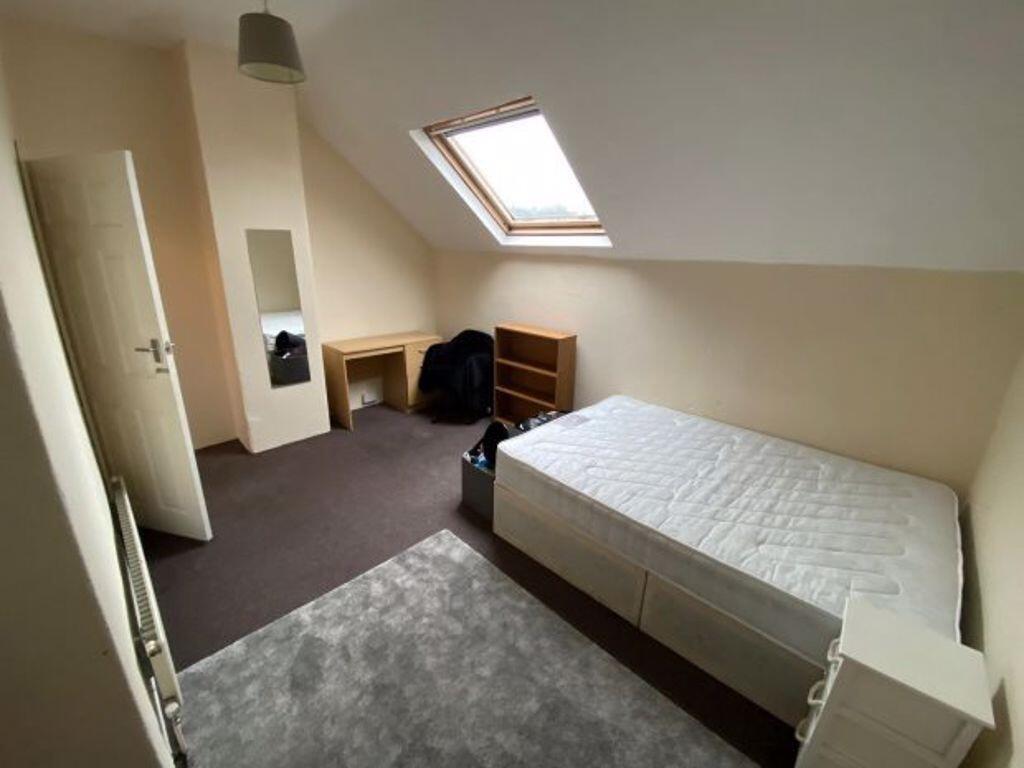 Bright, tidy attic-style bedroom with a single ...