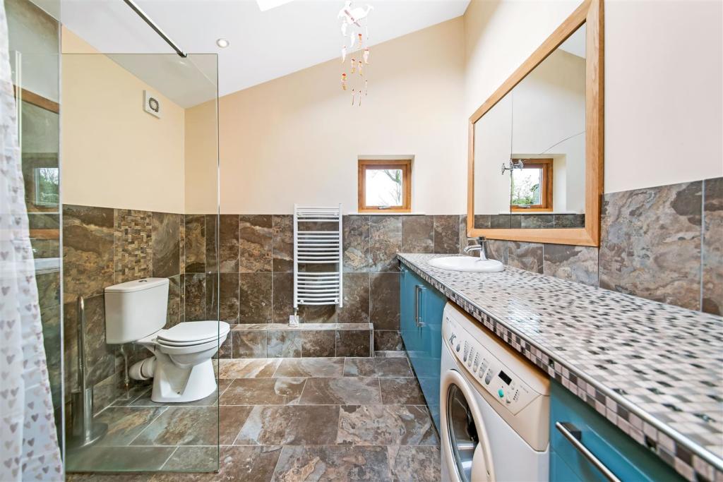 SHOWER - UTILITY ROOM