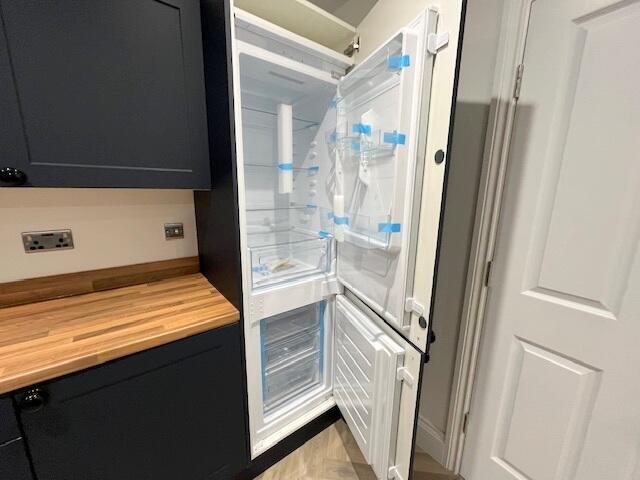 FRIDGE FREEZER