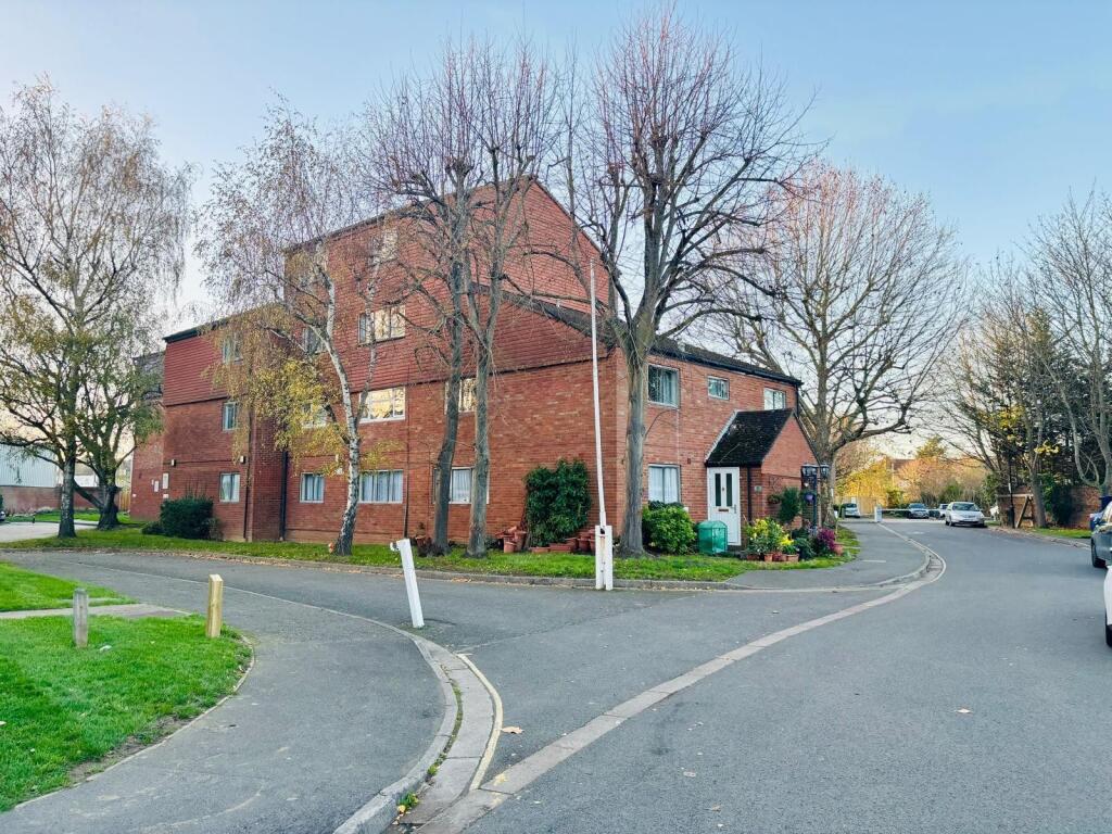 TWO BEDROOM SPLIT-LEVEL FLAT, Cranston Close, Hou
