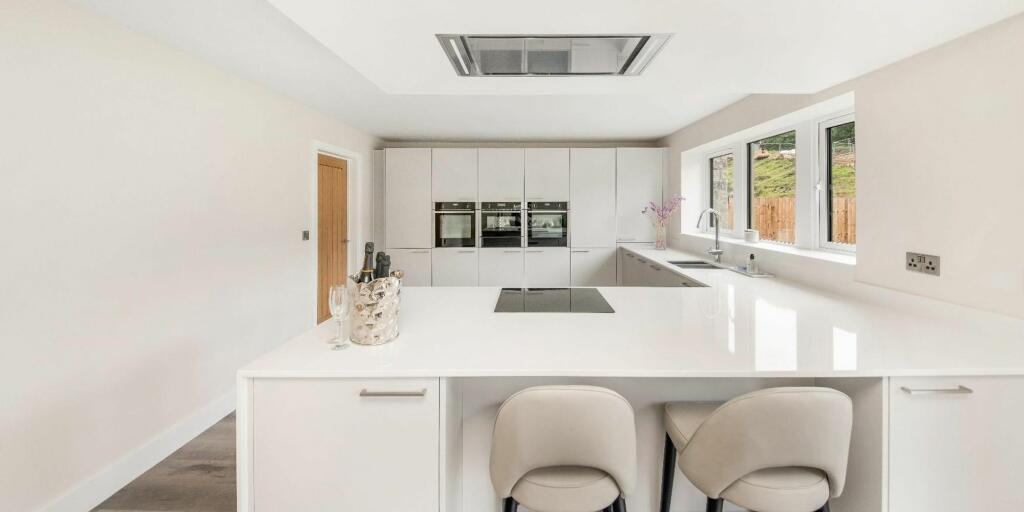 OPEN-PLANING DINING LIVING KITCHEN