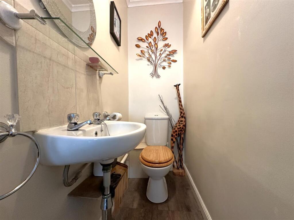 First Floor W.C 051