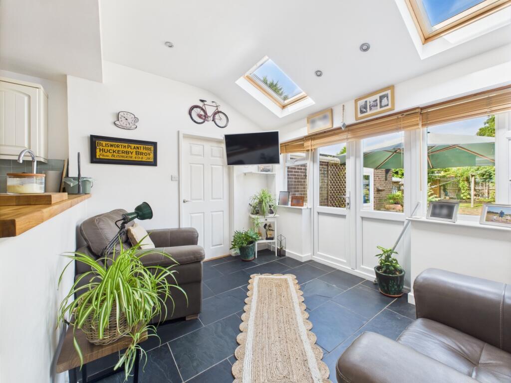 10. CAM04922G0-PR0044-STILL012