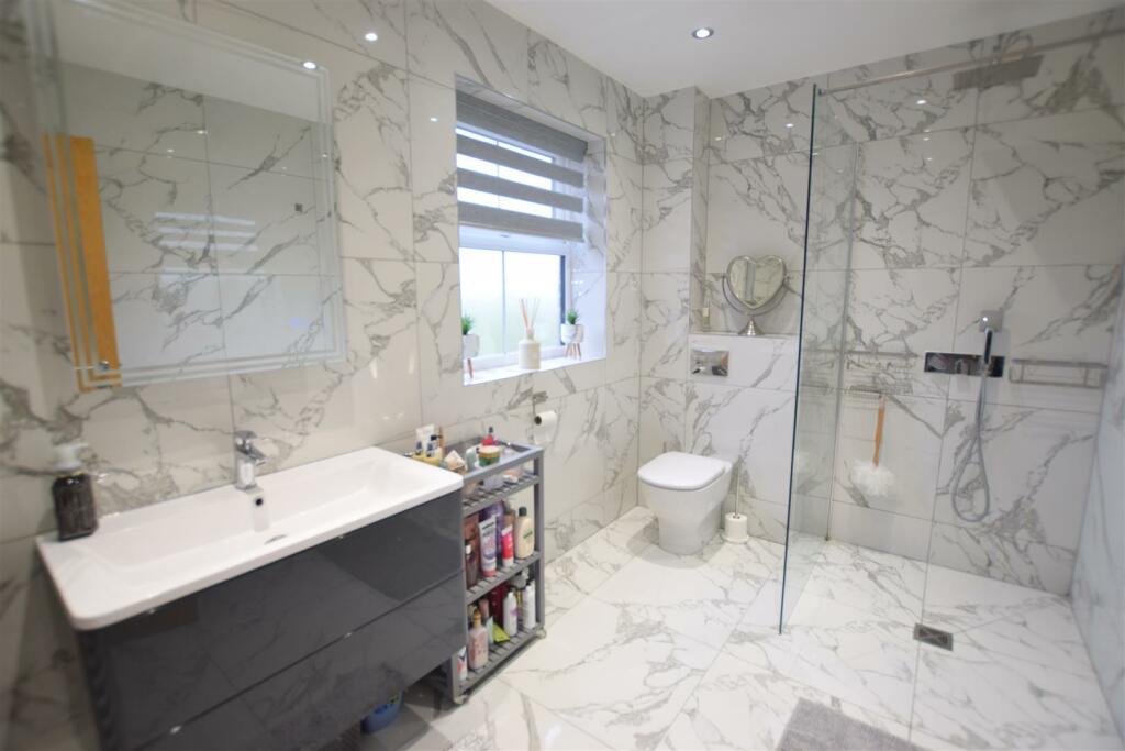 EN SUITE SHOWER ROOM