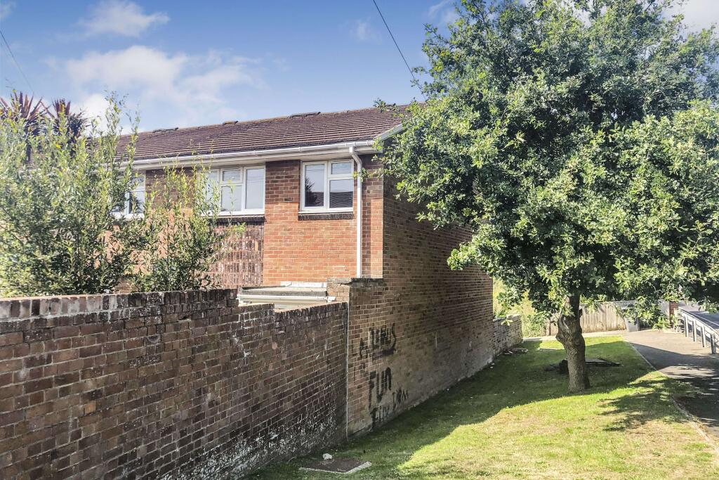 241 Gunville Road and associated land, Newport, Isle of Wight, PO30 5LU