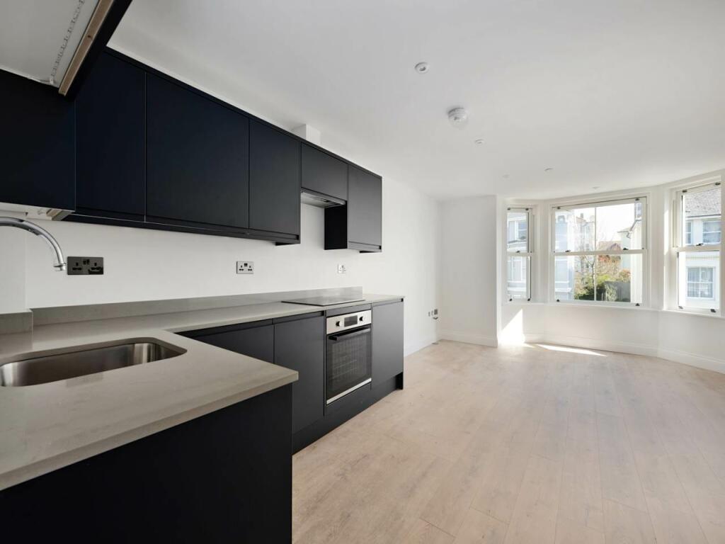 flat 8 - kitchen liv