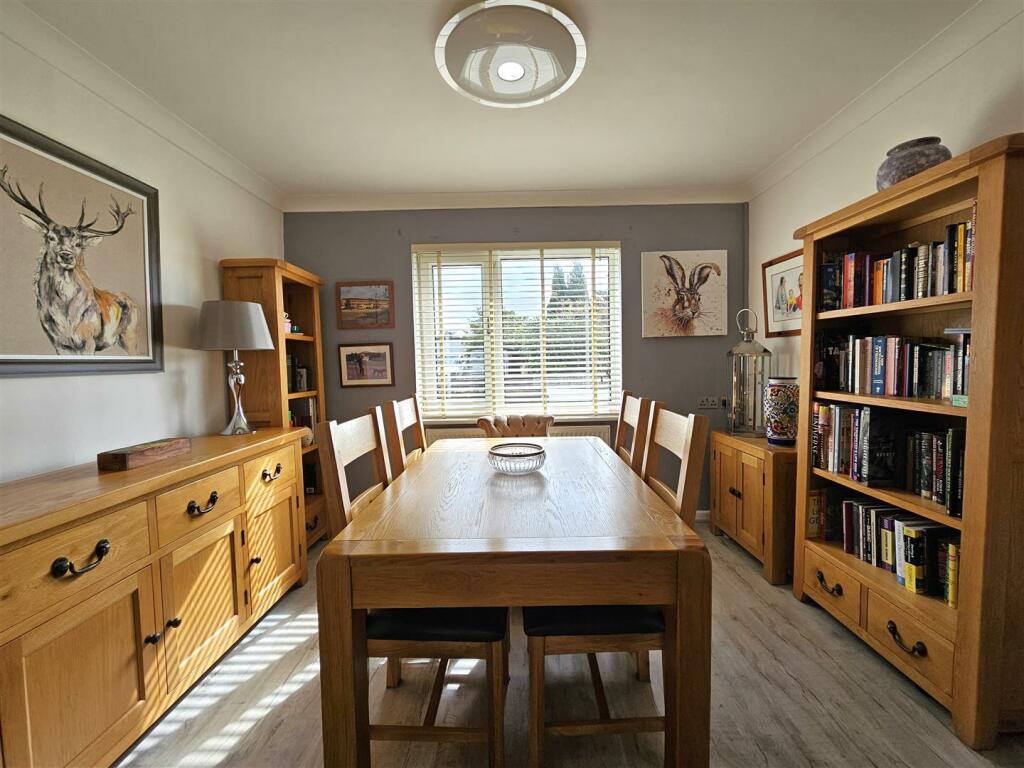 DINING ROOM.jpg