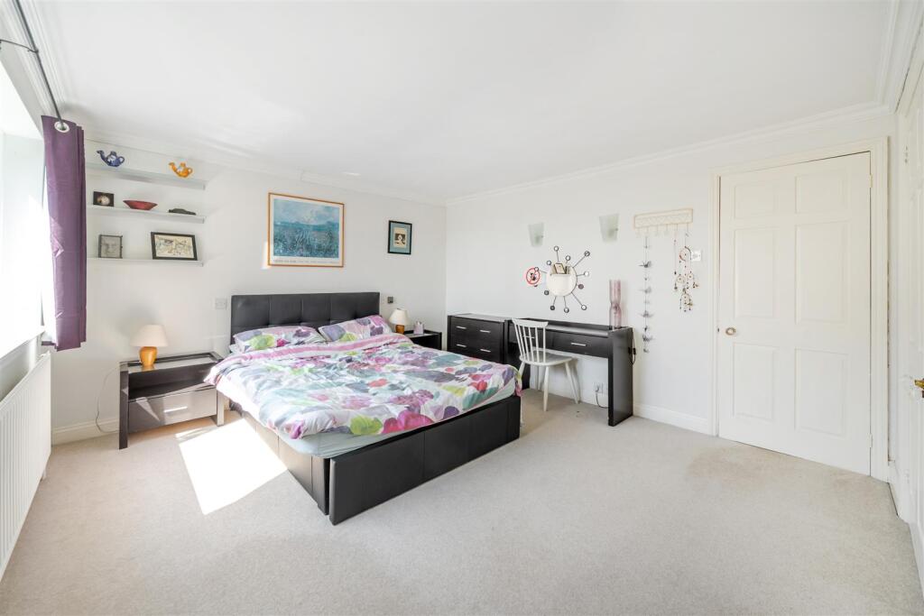 25 Bradden Road, Greens Norton (34).jpg