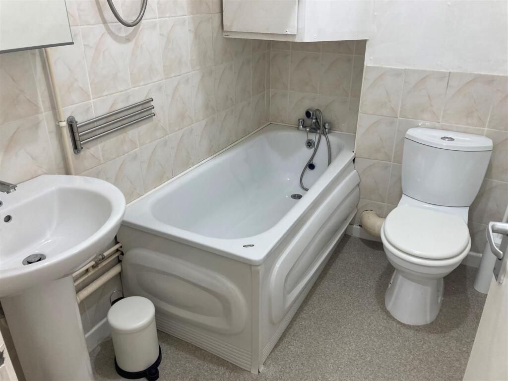 100 Connaught Road - bathroom 3.jpg