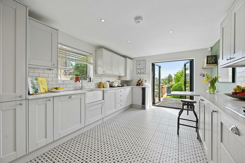 Kitchen (2).jpg