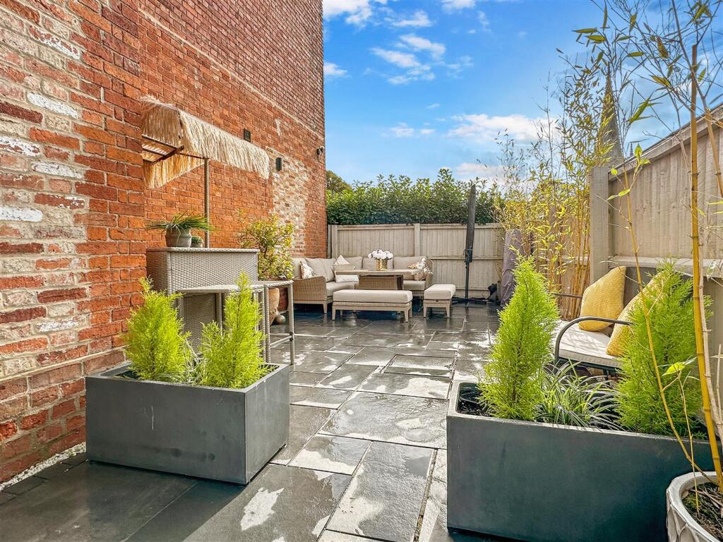 Charming Low-Maintenance Garden 892