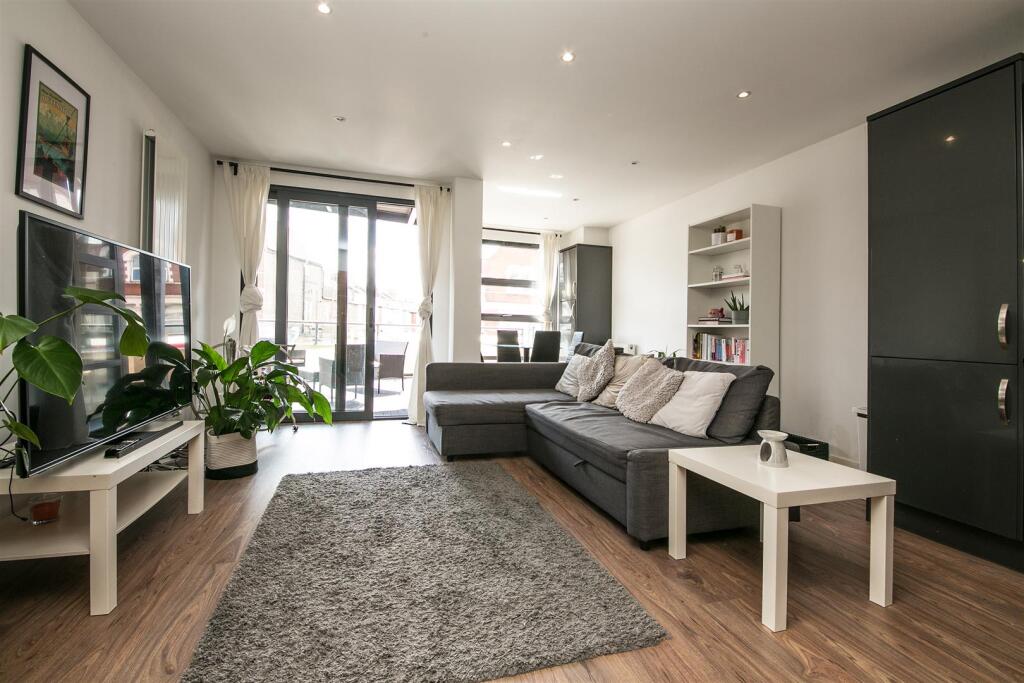 4 Vulcan House SW17 reception.jpg