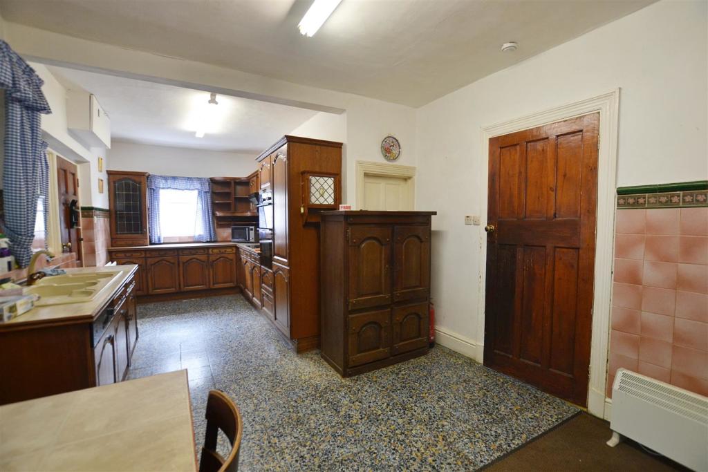kitchen...JPG