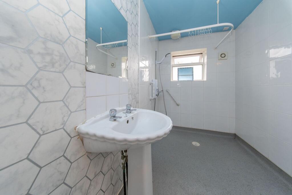 Family Bathroom 2