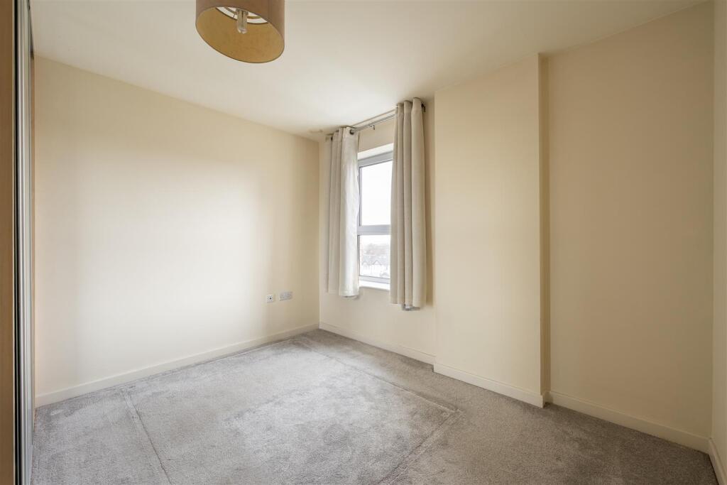 Queen Mary Avenue, E18