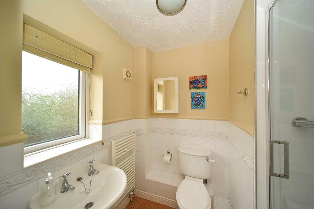 15 Fletcher Ensuite2.jpg