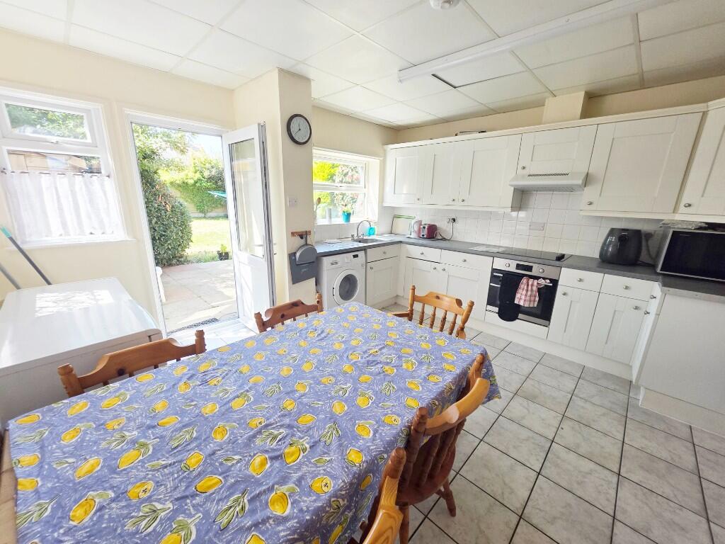4.4m x 4m Kitchen