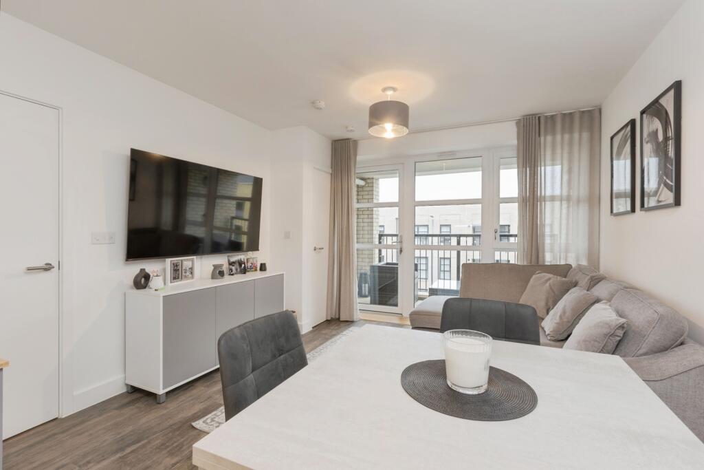 Lounge/Dining