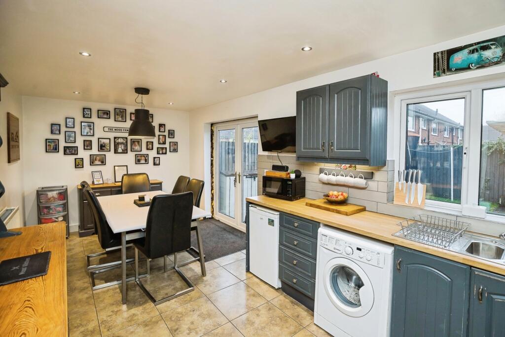 Kitchen/ Dining Room