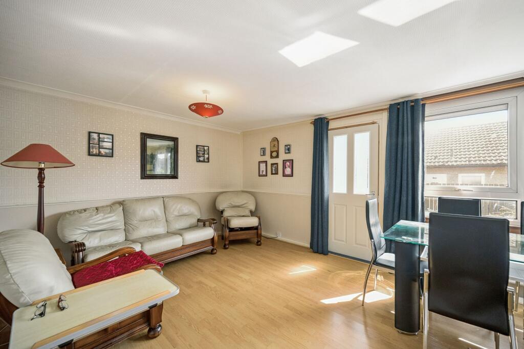 Lounge / Dining Area