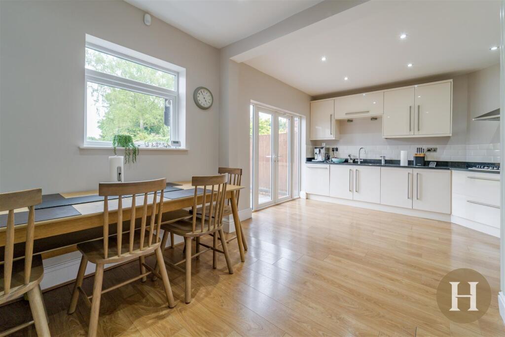 Kitchen/ Dining Room
