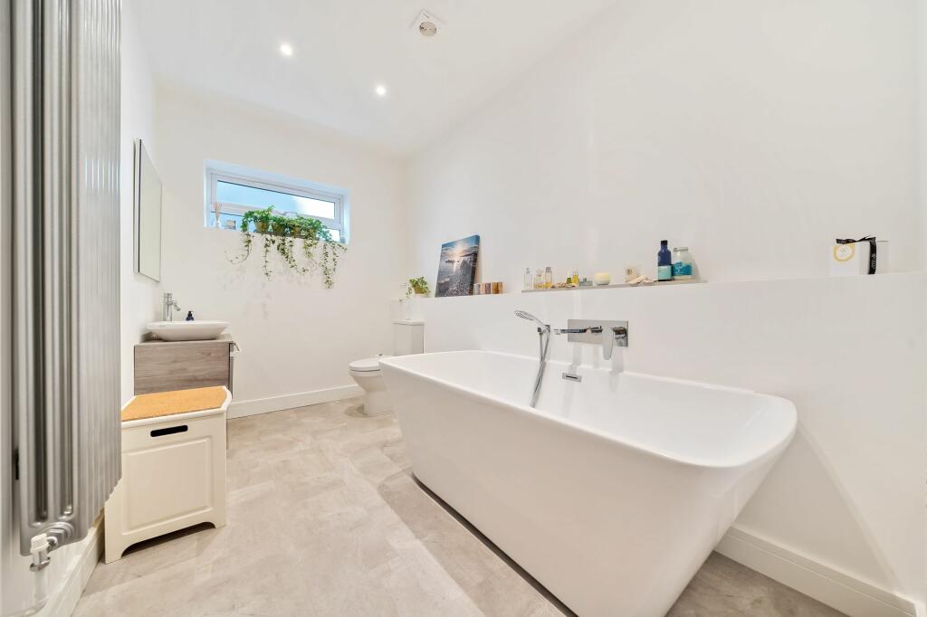 Family Bathroom (1)