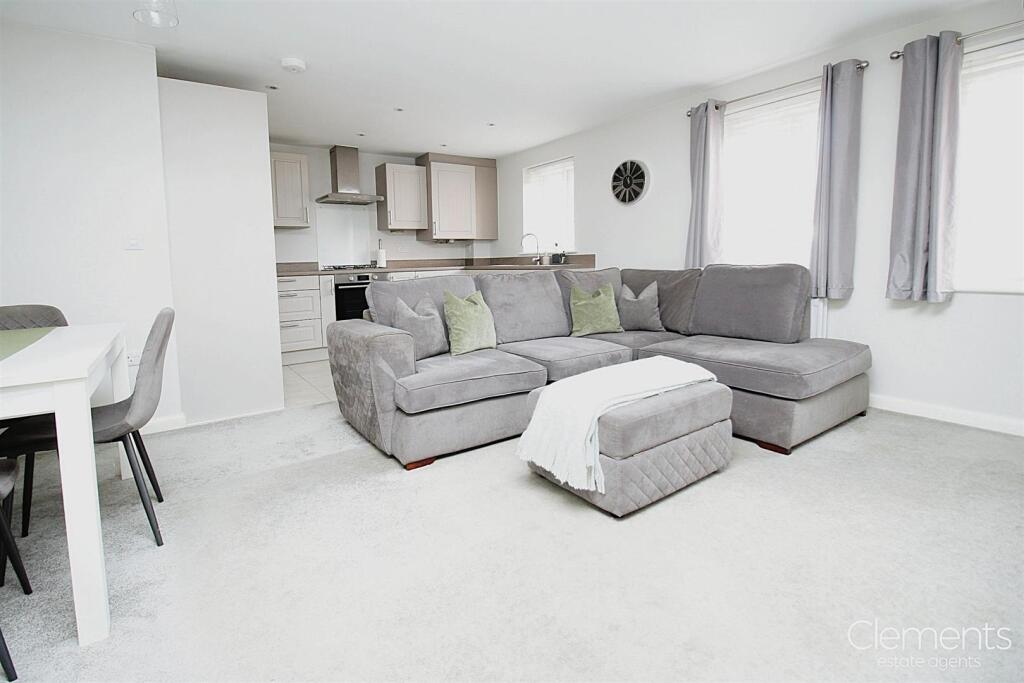 LOUNGE / DINING AREA