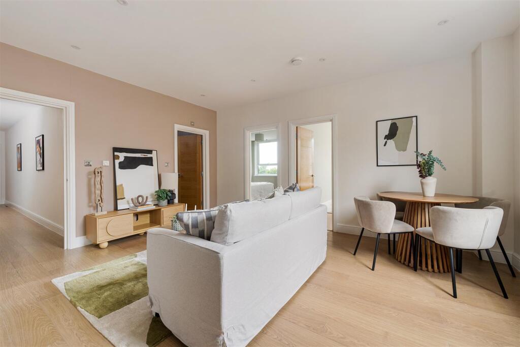 Eastwood Close, E18