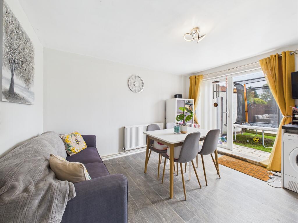 CAM04825G0-PR0142-STILL005