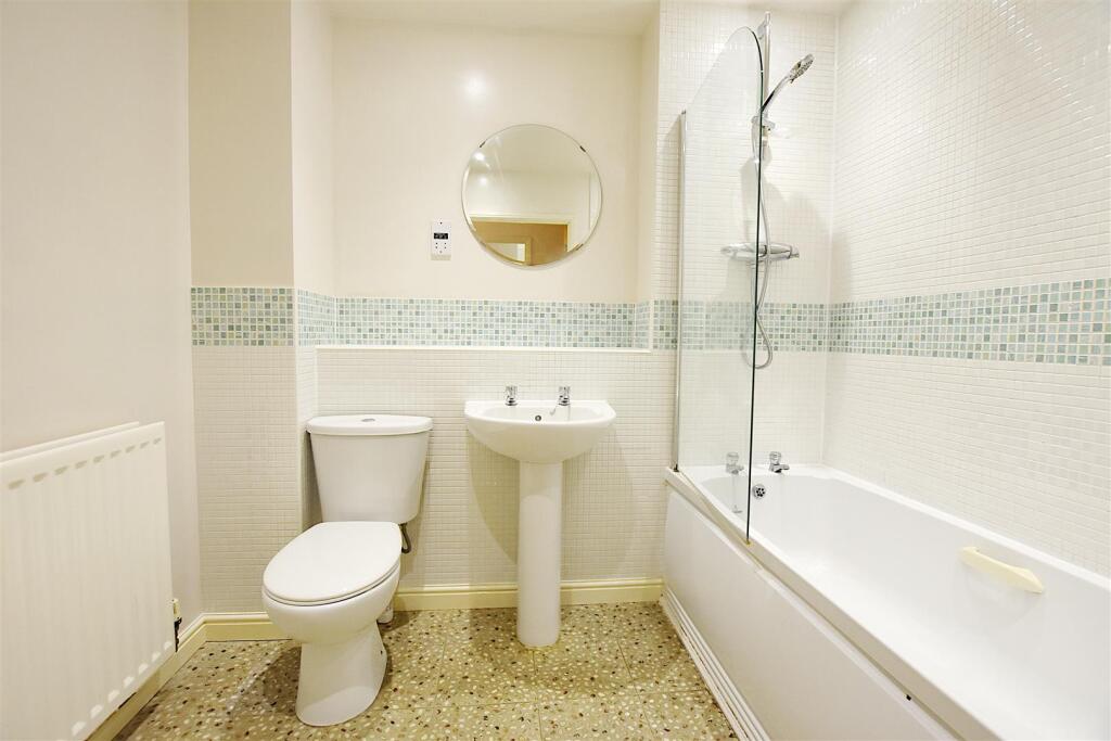 17 Medina House - Bathroom (brochure).JPG