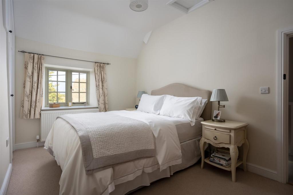 30 - St Anthony¿s Cottage - GL8 8TT - Web.jpg